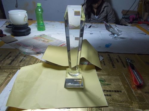 厂家批发马蹄水晶奖杯奖牌定制——颁奖活动礼品现货订制与授权