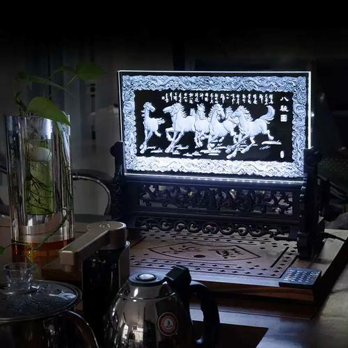 晶莹剔透，骏马奔腾——八骏图水晶内雕摆件的非凡魅力